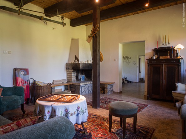 Wohnzimmer mit Kamin im Erdgeschoss